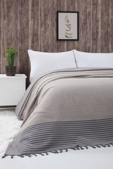Se Hamam Plaid / Sengetæppe, grå mist med striber ❤ Hamam ❤ Hurtig levering: 1 - 2 Hverdage samt billig fragt ❤ Varenummer: HA-41990530859164 og barcode / Ean: på lager - Kæmpe udvalg i Håndklæder - Over 322 kendte brands på udsalg